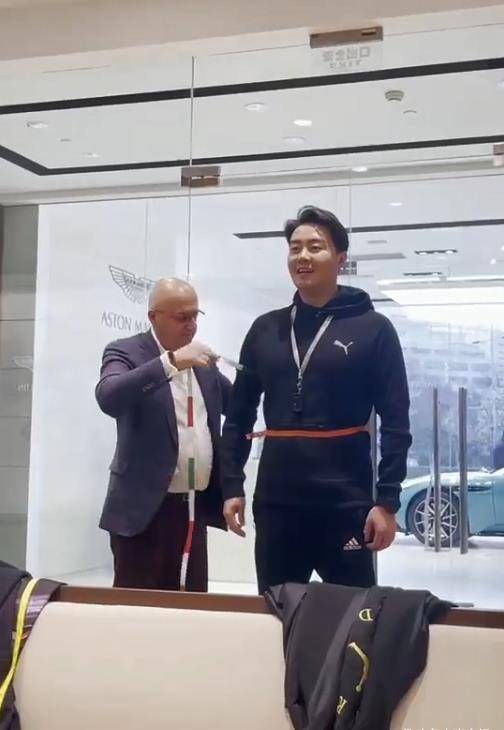 CQ9电子 CQ9传奇电子张英席：到“私人定制”门店量体裁衣新年过去一个月才做新衣服(图3)