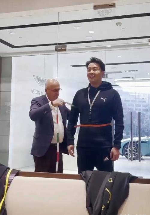 CQ9电子 CQ9传奇电子张英席：到“私人定制”门店量体裁衣新年过去一个月才做新衣服(图2)