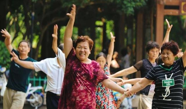 广场舞看上去是免CQ9电子 CQ9传奇电子费的为何领舞可以获得收入？过来人道出实情