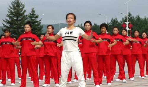 广场舞看上去是免CQ9电子 CQ9传奇电子费的为何领舞可以获得收入？过来人道出实情(图3)