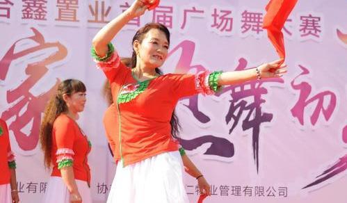 广场舞看上去是免CQ9电子 CQ9传奇电子费的为何领舞可以获得收入？过来人道出实情(图5)