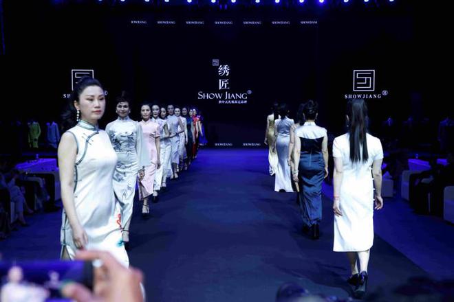 中国西部高级定CQ9电子 CQ9传奇电子制周之为悦己而容高定服装搭配系列活动(图4)