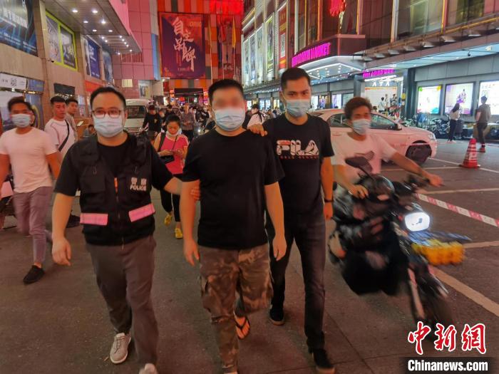 “潮牌”作坊涉案金额上亿 上海警方CQ9电子 CQ9传奇电子捣毁多个制售假冒名牌服饰团伙