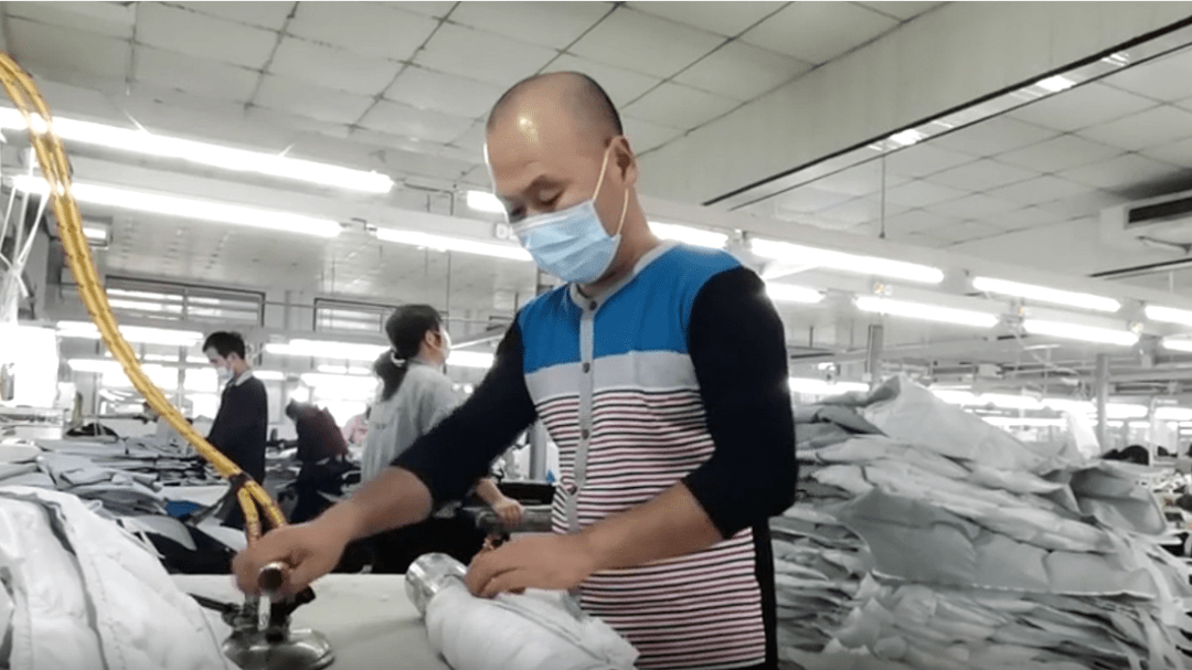 CQ9电子 CQ9传奇电子【稳经济 促发展看行动】河北玉田：出口服装加工忙(图4)