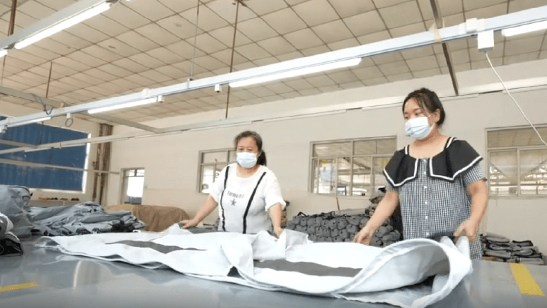 CQ9电子 CQ9传奇电子【稳经济 促发展看行动】河北玉田：出口服装加工忙(图3)