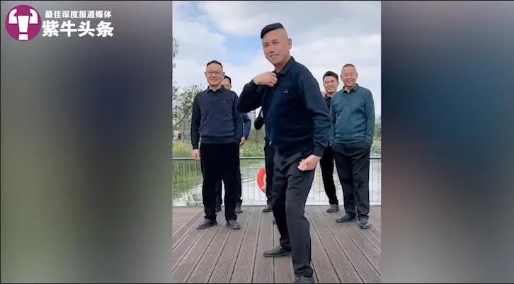 【紫牛头条】尬舞的中CQ9电子 CQ9传奇电子年大叔有魔力“全网最火爸爸团”变身男模在直播间秀才艺火出圈(图5)