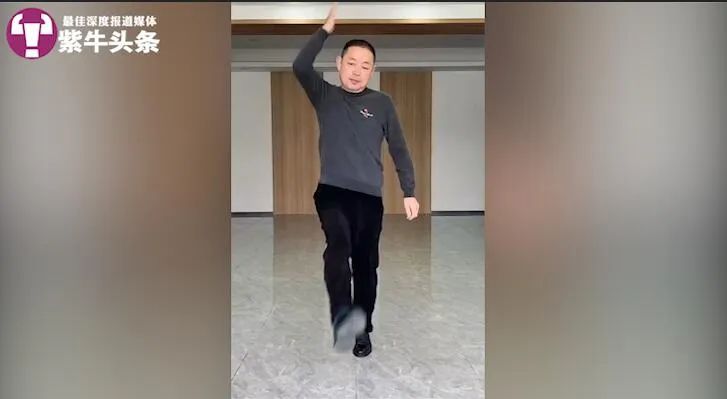 【紫牛头条】尬舞的中CQ9电子 CQ9传奇电子年大叔有魔力“全网最火爸爸团”变身男模在直播间秀才艺火出圈(图6)