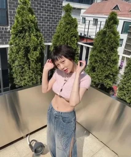 韩国女星着装再引热议上衣短到露下乳网CQ9电子 CQ9传奇电子友：这还不算擦边？(图2)