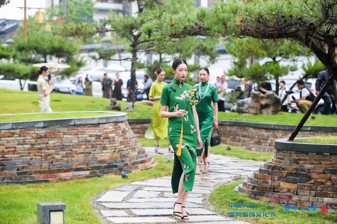 何以国风？服装行业聚焦文旅服饰产业高质量CQ9电子 CQ9传奇电子发展(图8)