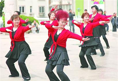 CQ9电子 CQ9传奇电子广场舞大妈造型闪瞎你的双眼(图3)
