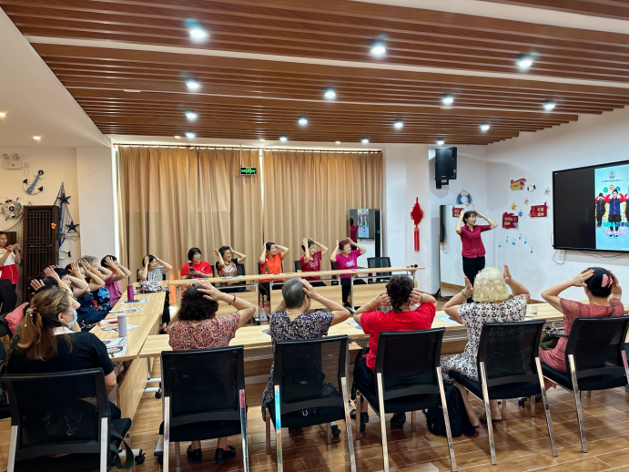 优雅穿搭、自信展现海岛妇女呈现了一场精彩的时尚服装秀！CQ9电子 CQ9传奇电子(图2)