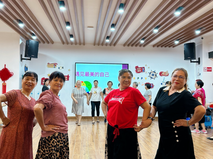优雅穿搭、自信展现海岛妇女呈现了一场精彩的时尚服装秀！CQ9电子 CQ9传奇电子(图3)