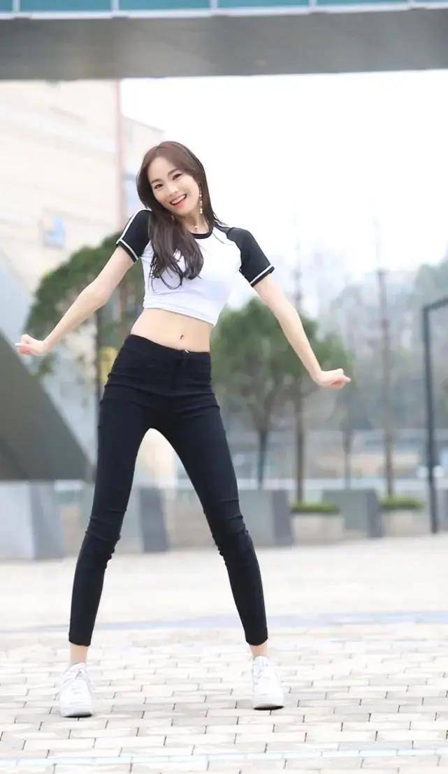女人简约美才更有气质选择短打T恤牛仔裤就够了回头率不CQ9电子 CQ9传奇电子会低(图3)