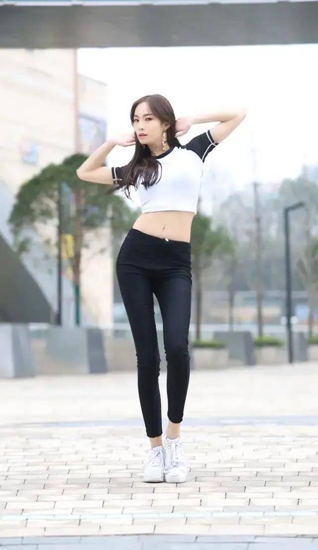 女人简约美才更有气质选择短打T恤牛仔裤就够了回头率不CQ9电子 CQ9传奇电子会低(图2)