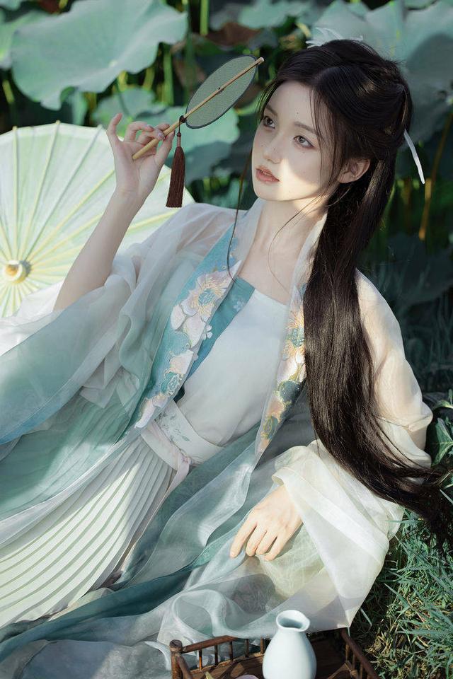 最适合穿汉CQ9电子 CQ9传奇电子服的季节里这几款宋制让你魅力四射！