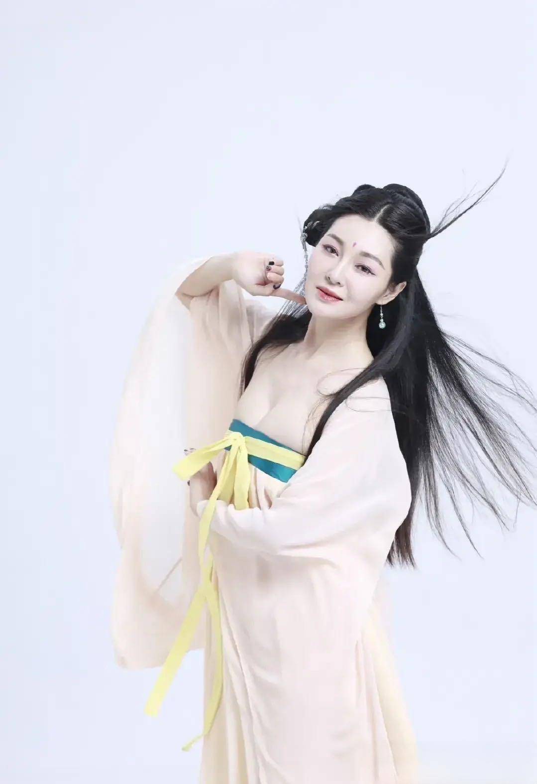 穿上齐身材襦CQ9电子 CQ9传奇电子裙展现女性优雅风范(图2)