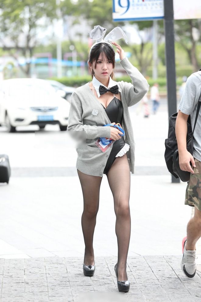 CQ9电子 CQ9传奇电子小姐姐装扮兔女郎轻松打造修长身材凸显小蛮腰(图5)