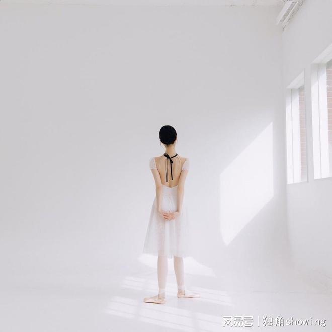 想要让舞蹈更美就必须要有这样一件时尚唯美的白纱舞蹈裙！CQ9电子 CQ9传奇电子(图2)