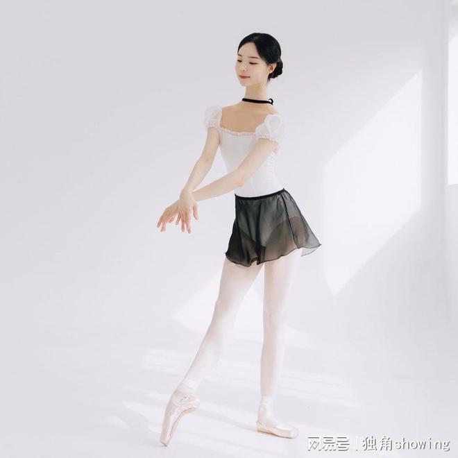 想要让舞蹈更美就必须要有这样一件时尚唯美的白纱舞蹈裙！CQ9电子 CQ9传奇电子(图3)