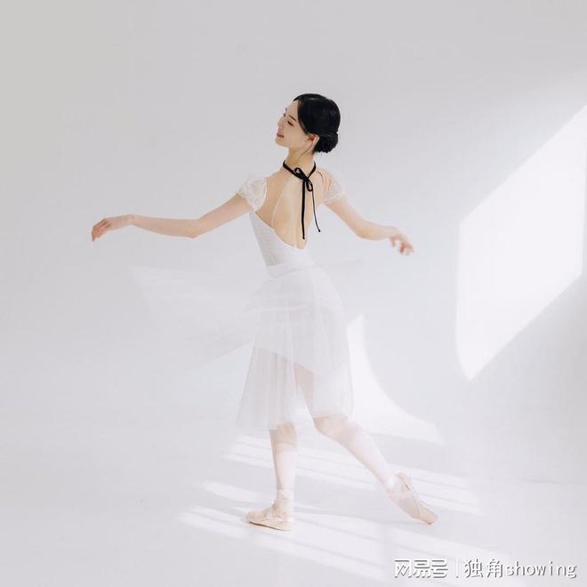 想要让舞蹈更美就必须要有这样一件时尚唯美的白纱舞蹈裙！CQ9电子 CQ9传奇电子(图4)