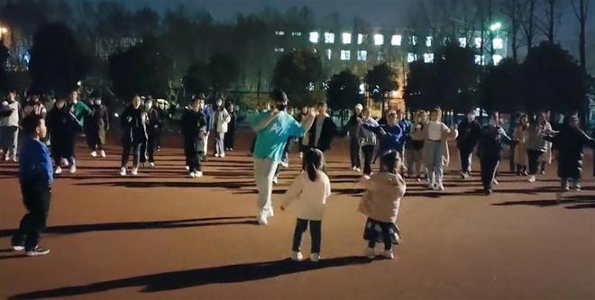 上百名大学生组团跳广场舞领舞者：看视频学的舞蹈动作CQ9电子 CQ9传奇电子