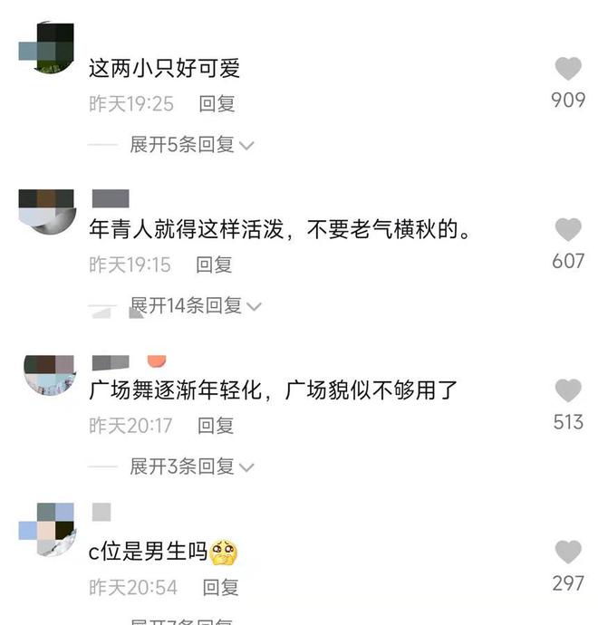 上百名大学生组团跳广场舞领舞者：看视频学的舞蹈动作CQ9电子 CQ9传奇电子(图2)