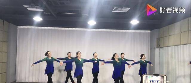 90后小伙跳广场舞C位出道这个舞台不再是老年CQ9电子 CQ9传奇电子人专属(图2)