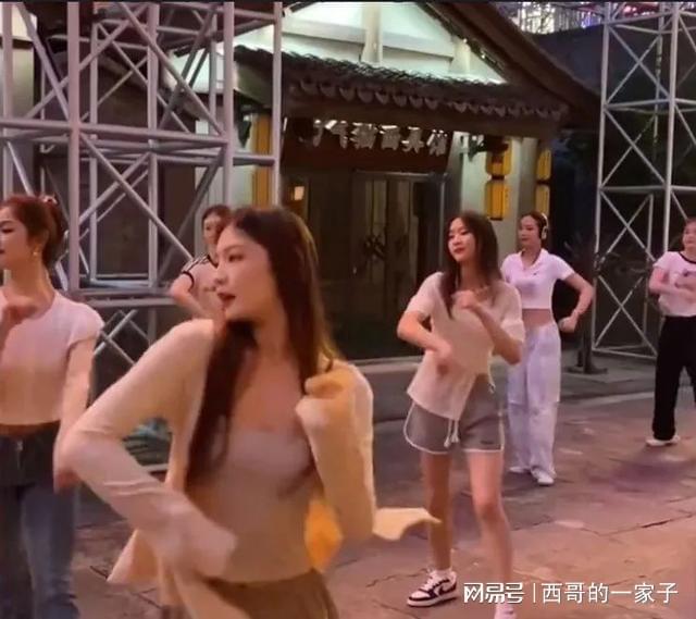 CQ9电子 CQ9传奇电子18名美女跳广场舞惊艳全场完爆大妈团网友：我只是讨厌大妈(图2)