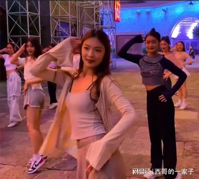 CQ9电子 CQ9传奇电子18名美女跳广场舞惊艳全场完爆大妈团网友：我只是讨厌大妈