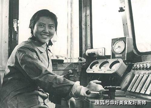 CQ9电子 CQ9传奇电子“中山装”、“列宁装”、再到“布拉吉”看50年代的服饰文化(图4)