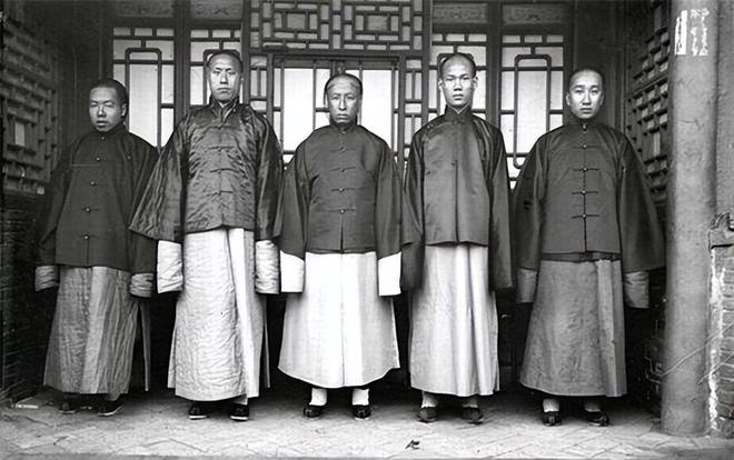 曾风靡全国的中山装在短短几年间销声匿迹期间发生CQ9电子 CQ9传奇电子了什么事？(图3)