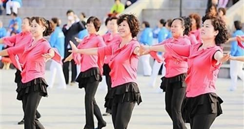 跳广场舞好处多经常这样跳却会伤CQ9电子 CQ9传奇电子害身体你有没有中招