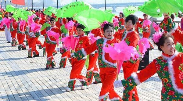 跳广场舞好处多经常这样跳却会伤CQ9电子 CQ9传奇电子害身体你有没有中招(图4)