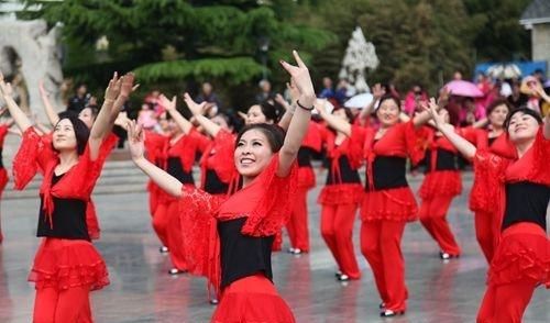 跳广场舞好处多经常这样跳却会伤CQ9电子 CQ9传奇电子害身体你有没有中招(图3)