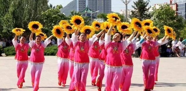 跳广场舞好处多经常这样跳却会伤CQ9电子 CQ9传奇电子害身体你有没有中招(图7)