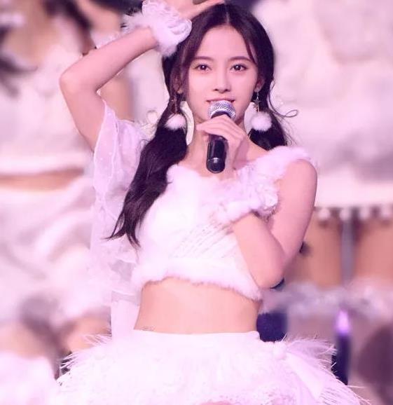 CQ9电子 CQ9传奇电子鞠婧祎扮“兔女郎”晒少女腰！却忘了穿8cm上衣一抬手网友截图