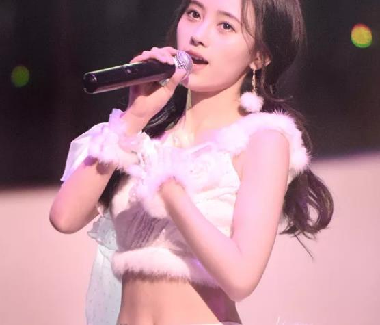 CQ9电子 CQ9传奇电子鞠婧祎扮“兔女郎”晒少女腰！却忘了穿8cm上衣一抬手网友截图(图2)