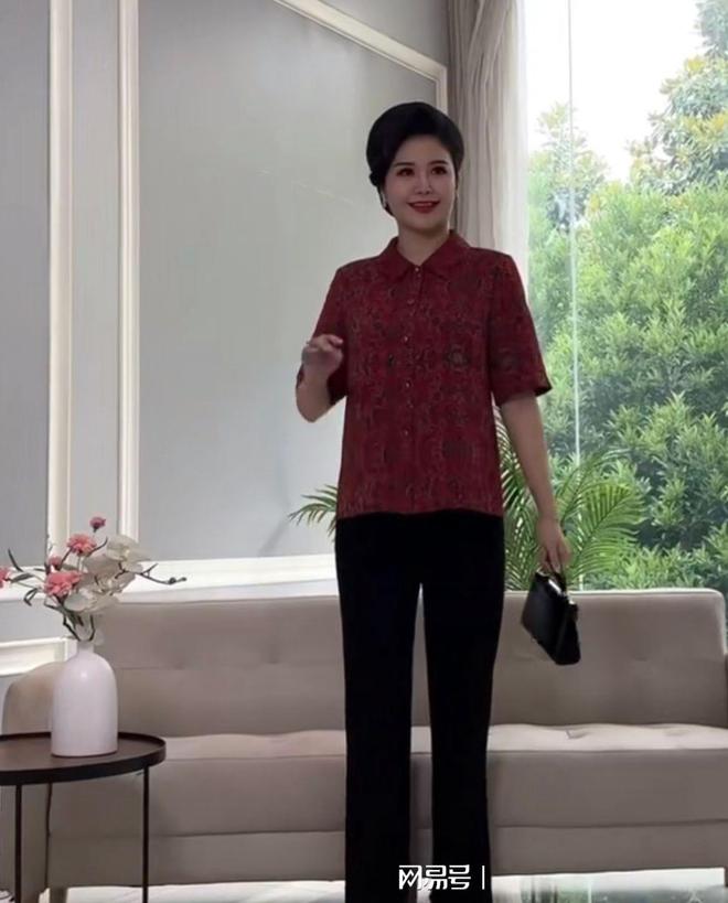 被卸下阿姨妆的“中老年装模特一姐”惊艳了 原来是90CQ9电子 CQ9传奇电子后美少女(图3)