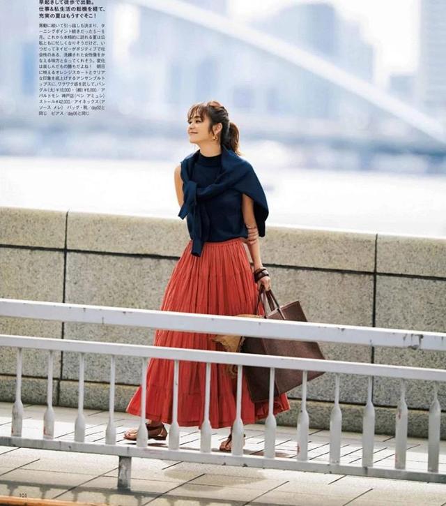 上了年CQ9电子 CQ9传奇电子纪的中老年女人怎么穿黑色才不显老又时髦？(图7)