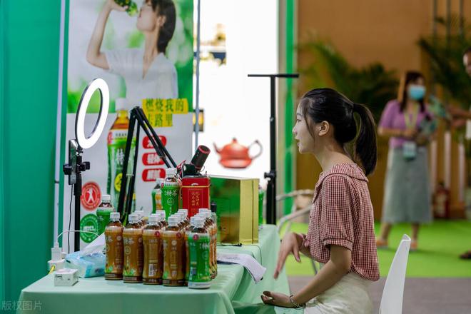 CQ9电子 CQ9传奇电子四季青禁止直播卖货为何无一商户反对？服装从业者揭露更多内幕(图2)