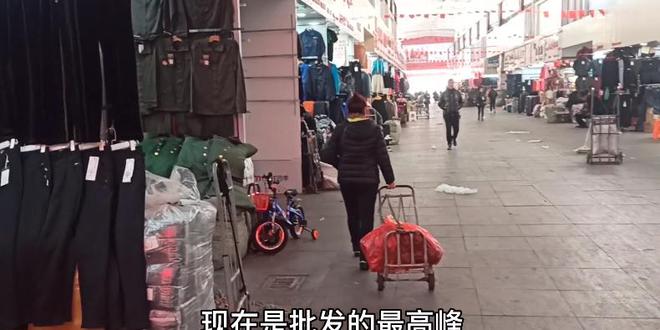 CQ9电子 CQ9传奇电子实拍：江苏最大服装批发市场冷冷清清顾客寥寥无几(图2)
