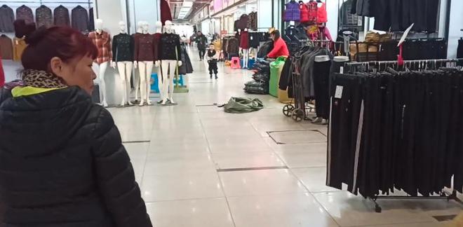 CQ9电子 CQ9传奇电子实拍：江苏最大服装批发市场冷冷清清顾客寥寥无几(图5)