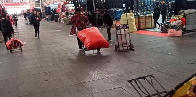 CQ9电子 CQ9传奇电子实拍：江苏最大服装批发市场冷冷清清顾客寥寥无几(图3)
