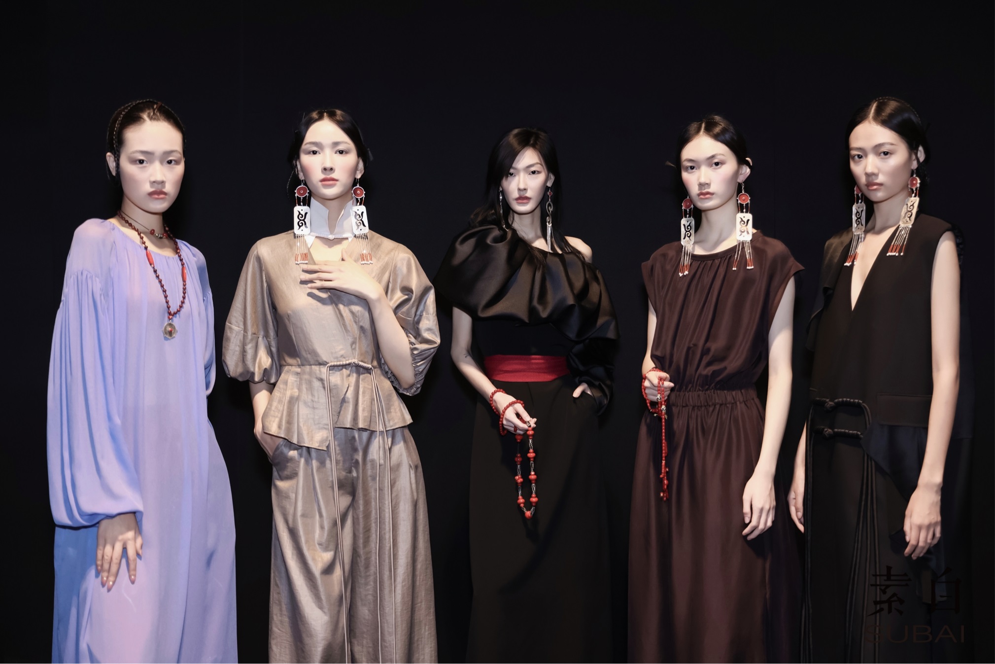 CQ9电子 CQ9传奇电子SS2024素白马乖:顿开服饰感官