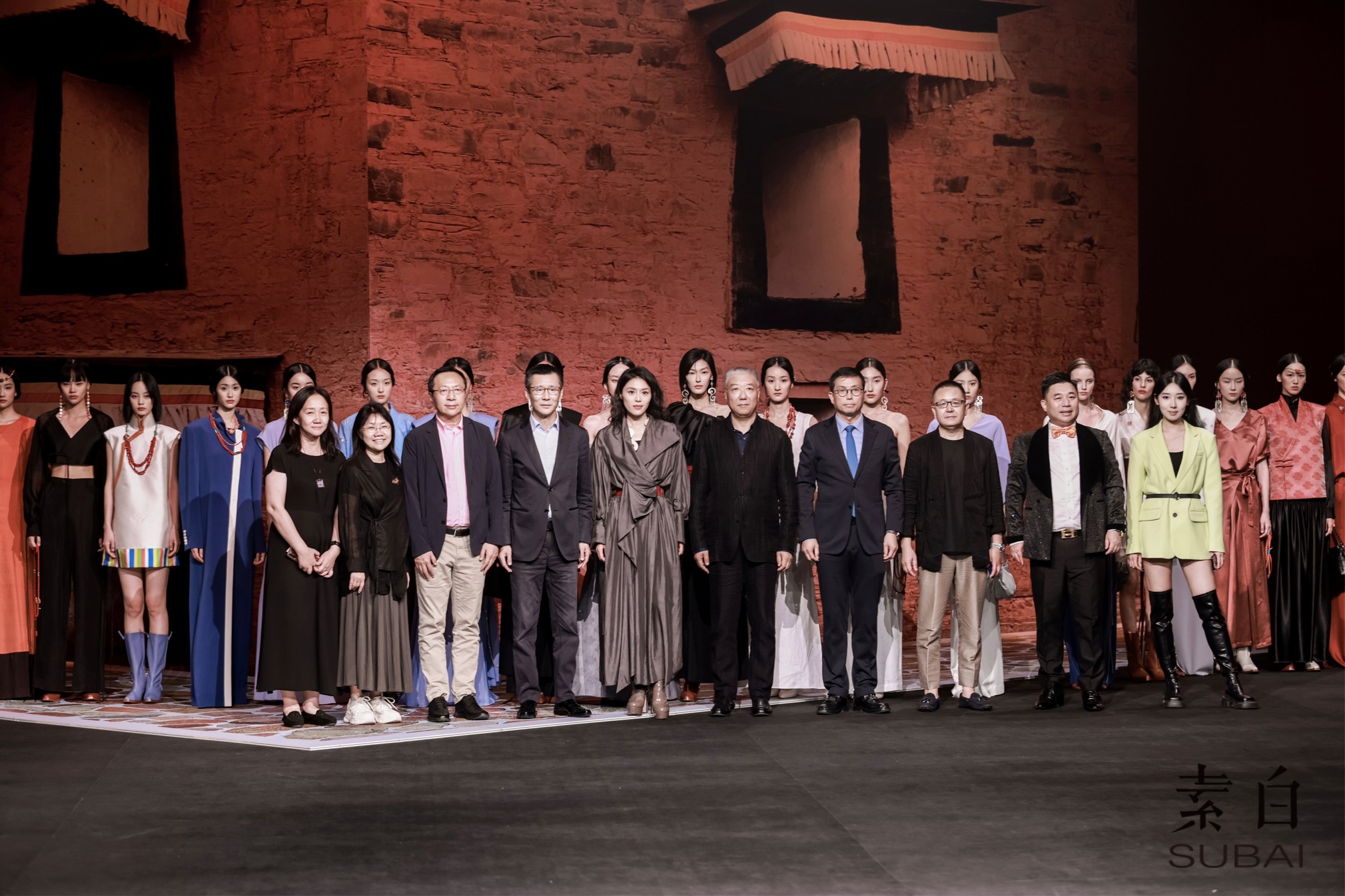 CQ9电子 CQ9传奇电子SS2024素白马乖：顿开服饰感官找寻纯净归途(图2)