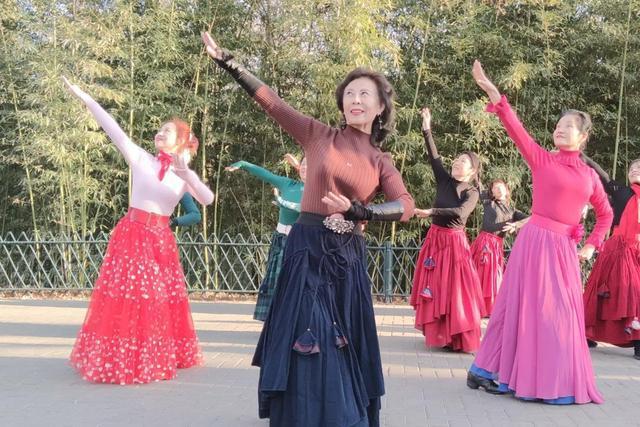 CQ9电子 CQ9传奇电子纪实:广东美女穿清凉跳广场舞汗水淋