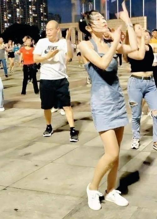 CQ9电子 CQ9传奇电子纪实：广东美女穿清凉跳广场舞汗水淋湿衣服后引起网友的争议(图2)
