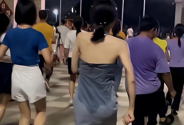 CQ9电子 CQ9传奇电子纪实：广东美女穿清凉跳广场舞汗水淋湿衣服后引起网友的争议(图5)