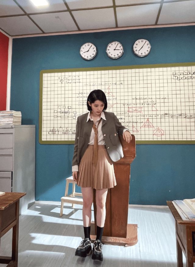 CQ9电子 CQ9传奇电子欧阳娜拍摄学院风写真JK制服青春洋溢短发造型清爽灵气(图3)