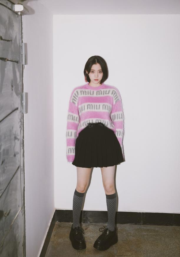 CQ9电子 CQ9传奇电子欧阳娜拍摄学院风写真JK制服青春洋溢短发造型清爽灵气(图4)